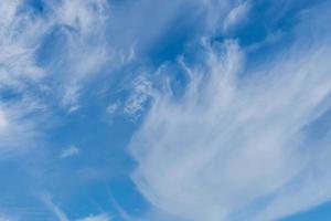 lindo céu azul com uma fina camada de nuvens cirros brancas