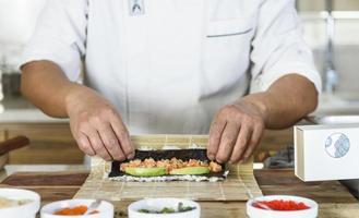 chef preparando sushi foto