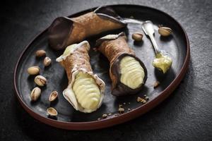 tradicional italiano deserto cannoli foto