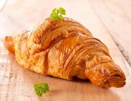 delicioso cozido croissant foto