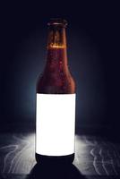 Cerveja garrafa com em branco rótulo foto