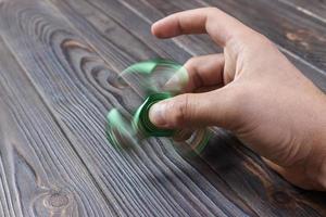 verde mão girador, ou inquieto girador, rotativo em do homem mão foto