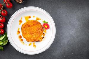 vegetariano bife repolho vegetariano vegano ou Comida refeição Comida lanche em a mesa cópia de espaço Comida fundo rústico topo Visão foto