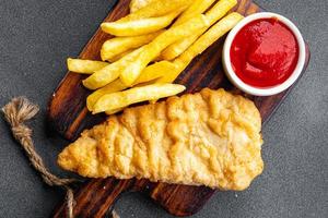 peixe e salgadinhos francês fritas profundo frito velozes Comida refeição Comida lanche em a mesa cópia de espaço Comida fundo rústico topo Visão foto