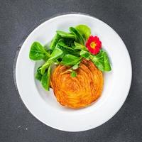 vegetariano bife repolho vegetariano vegano ou Comida refeição Comida lanche em a mesa cópia de espaço Comida fundo rústico topo Visão foto