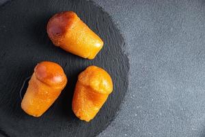 bolo baba rum sobremesa doce álcool refeição Comida lanche em a mesa cópia de espaço Comida fundo rústico topo Visão foto