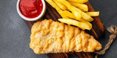 peixe e salgadinhos francês fritas profundo frito velozes Comida refeição Comida lanche em a mesa cópia de espaço Comida fundo rústico topo Visão foto