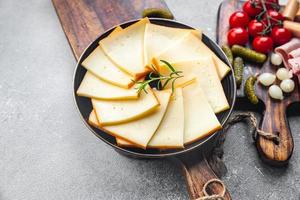 queijo raclette refeição Aperitivo Comida Comida lanche em a mesa cópia de espaço Comida fundo rústico topo Visão foto