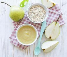 tigela com papinha de fruta e peras foto