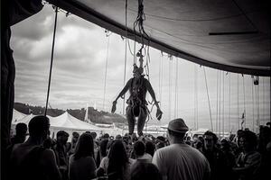homem em pé em uma corda dentro frente do uma multidão. generativo ai. foto