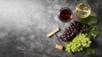 vista superior deliciosos vinhos e uvas orgânicas foto