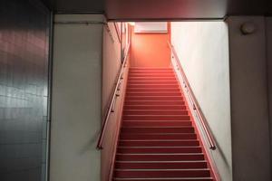vermelho emergência Escadaria. gerar ai foto
