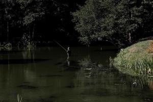 homem pescaria dentro uma rio. foto