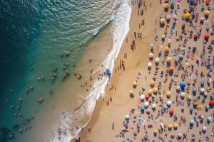 mar de praia com colorida guarda-chuvas e relaxante pessoas, topo visualizar. generativo ai foto