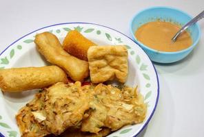 Gorengan é uma típica lanche a partir de Indonésia. consistindo do Bakwan risol, tofu. isto Comida é geralmente vendido de rua vendedores às barato preços. foto