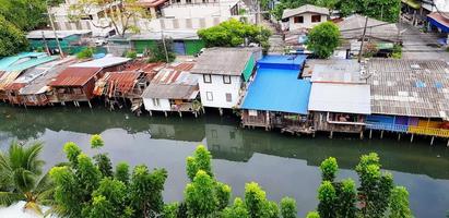 muitos casa ou casa do pessoas vivo ao lado a rio ou lago às campo dentro Bangkok, tailândia. pequeno aldeias ou favelas concep foto