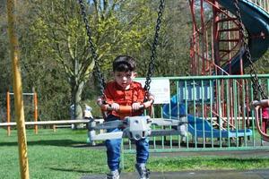 fofa ásia paquistanês bebê ahmed mustafai haider é desfrutando a lindo ensolarado dia às Wardown público parque do luton Cidade do Inglaterra Reino Unido. imagem estava capturado em 03 de abril de 2023 foto