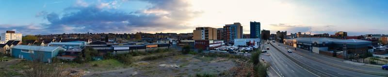 ultra Largo panorâmico Alto ângulo Visão do luton cidade do Inglaterra. aéreo Visão do Cidade estava capturado em 17 de abril de 2023 com drones Câmera a partir de baixo altitude. foto