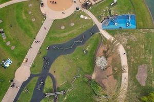 lindo Visão do vontade lago parque com local e turista público desfrutando a beleza do lago e parque de caminhando por aí com seus famílias. cenas estava capturado em 09 de abril de 2023 às Milton keynes Reino Unido foto