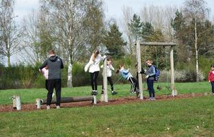 baixo ângulo Visão do vontade lago parque com local e turista público desfrutando a beleza do lago e parque de caminhando por aí com seus famílias. cenas estava capturado em 09 de abril de 2023 às Milton keynes Reino Unido foto