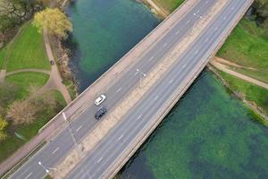 lindo Visão do vontade lago parque com local e turista público desfrutando a beleza do lago e parque de caminhando por aí com seus famílias. cenas estava capturado em 09 de abril de 2023 às Milton keynes Reino Unido foto