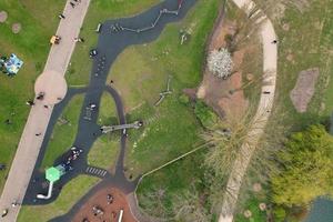 lindo Visão do vontade lago parque com local e turista público desfrutando a beleza do lago e parque de caminhando por aí com seus famílias. cenas estava capturado em 09 de abril de 2023 às Milton keynes Reino Unido foto