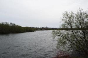 lindo baixo ângulo Visão do caldecote lago parque e bar com restaurante. a imagem estava capturado em 09 de abril de 2023 durante nublado pôr do sol com frio clima e ventos. foto