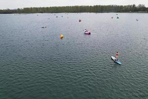 lindo Visão do vontade lago parque com local e turista público desfrutando a beleza do lago e parque de caminhando por aí com seus famílias. cenas estava capturado em 09 de abril de 2023 às Milton keynes Reino Unido foto