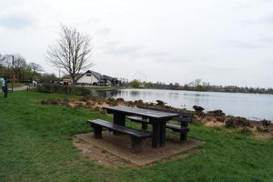 baixo ângulo Visão do vontade lago parque com local e turista público desfrutando a beleza do lago e parque de caminhando por aí com seus famílias. cenas estava capturado em 09 de abril de 2023 às Milton keynes Reino Unido foto