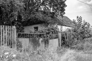 linda e velha casa de fazenda abandonada na zona rural em fundo natural foto