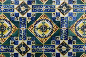 colorida fragmento do tradicional azulejos foto