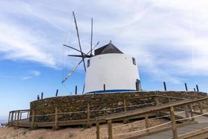 histórico velho moinho de vento restaurado moinho de vento dentro aljezur, Portugal foto