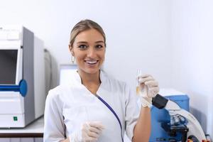 pesquisador, médico, cientista ou assistente de laboratório trabalhando com tubos médicos de plástico em laboratório ou hospital moderno foto