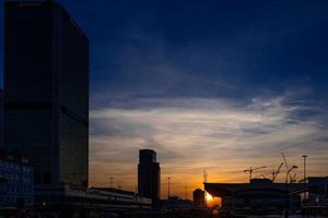 Centro do Varsóvia dentro Polônia dentro Europa com a central estação durante a inverno pôr do sol foto