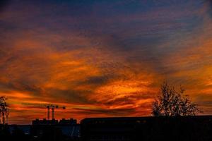 natural dramático com nuvens colorida urbano pôr do sol com construção guindaste foto