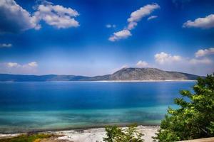 verão panorama do turco lago Salda com turquesa água, azul céu e branco de praia foto