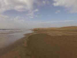 pitoresco ensolarado panorama a partir de maspalomas de praia em a espanhol canário ilha do vovó canaria foto