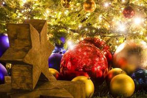 alegre Natal feriado com Estrela e corações ouro em a árvore, brinquedo meias, alegre Natal em a bokeh fundo feliz Novo ano e família felicidade festival fundo lindo decorações. foto