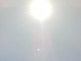 a em torno da condições às a Tempo do a aparência do a natural fenômeno do a híbrido solar eclipse foto
