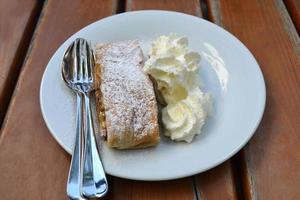 torta de maçã com chantilly foto