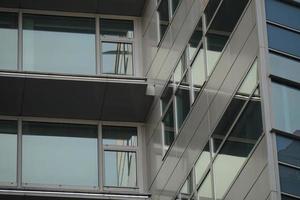 moderno escritório construção vidro fachada - fechar-se foto