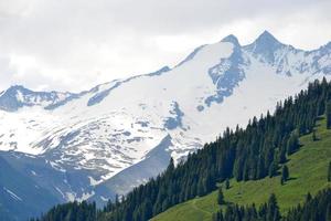 montanhas coberto com neve e verde prados - Alpes montanhas dentro Áustria foto