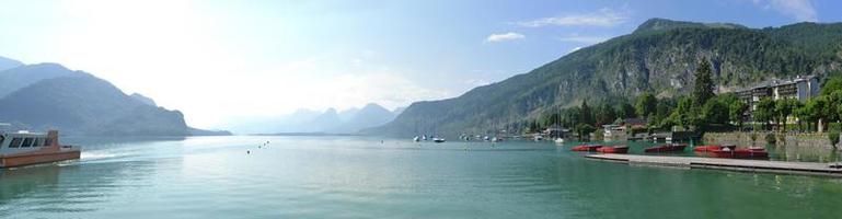 Wolfgangsee lago e Alpes montanhas dentro Áustria - panorama foto