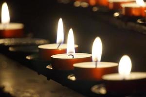 queimando pequeno velas - seletivo foco - religião conceito foto