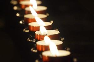 queimando pequeno velas - religião conceito foto