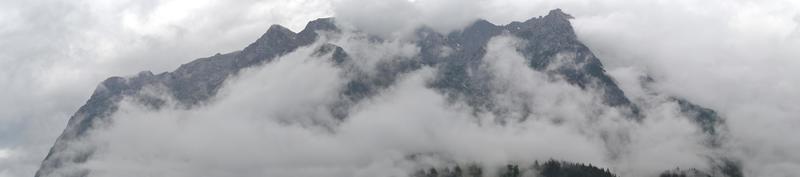 montanha picos e névoa - Alpes montanhas dentro Áustria - panorama foto