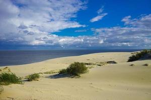 paisagem do mar do mar Báltico com dunas de areia costeiras do espeto da Curlândia. foto