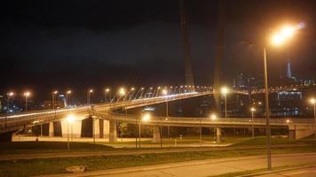 paisagem noturna com vista para a ponte dourada. foto