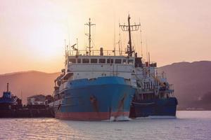 velhos navios ao pôr do sol no estacionamento na baía. foto