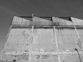 abandonado fábrica ruínas dentro Preto e branco foto